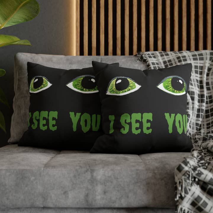 Taie d'oreiller carrée Halloween Spooky Eyes pour la vente par See Joy Creative