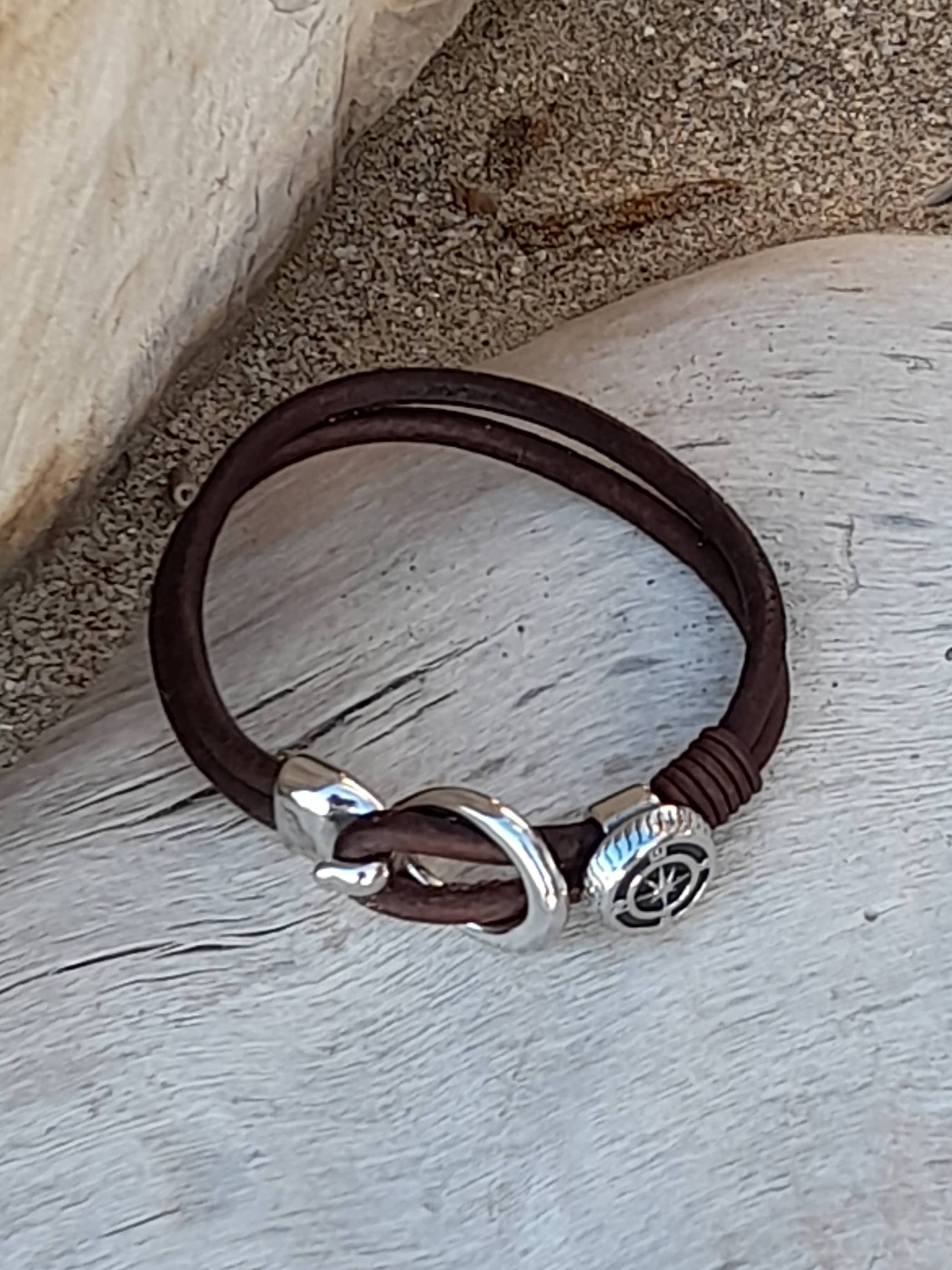 marenostrum créations – Großhandel Armband mit Charms/Anhängern – Lederarmband mit Schnalle und Knopf aus Edelstahl6