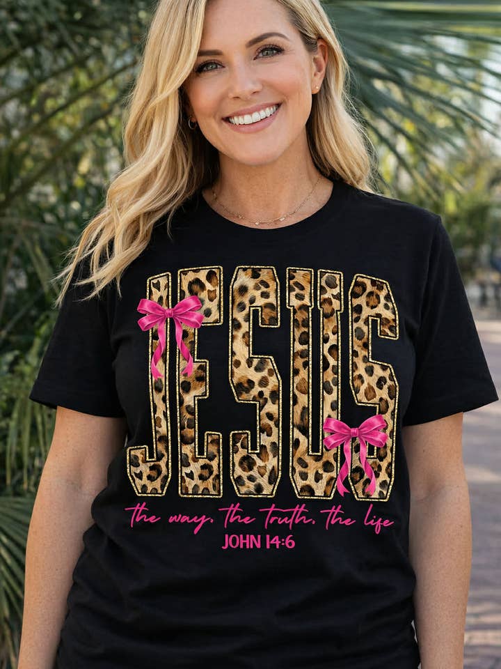 Camiseta JESÚS con estampado de leopardo | Camiseta cristiana para mujer | Juan 14:6 para venta al por mayor de Leighton Allan Wholesale