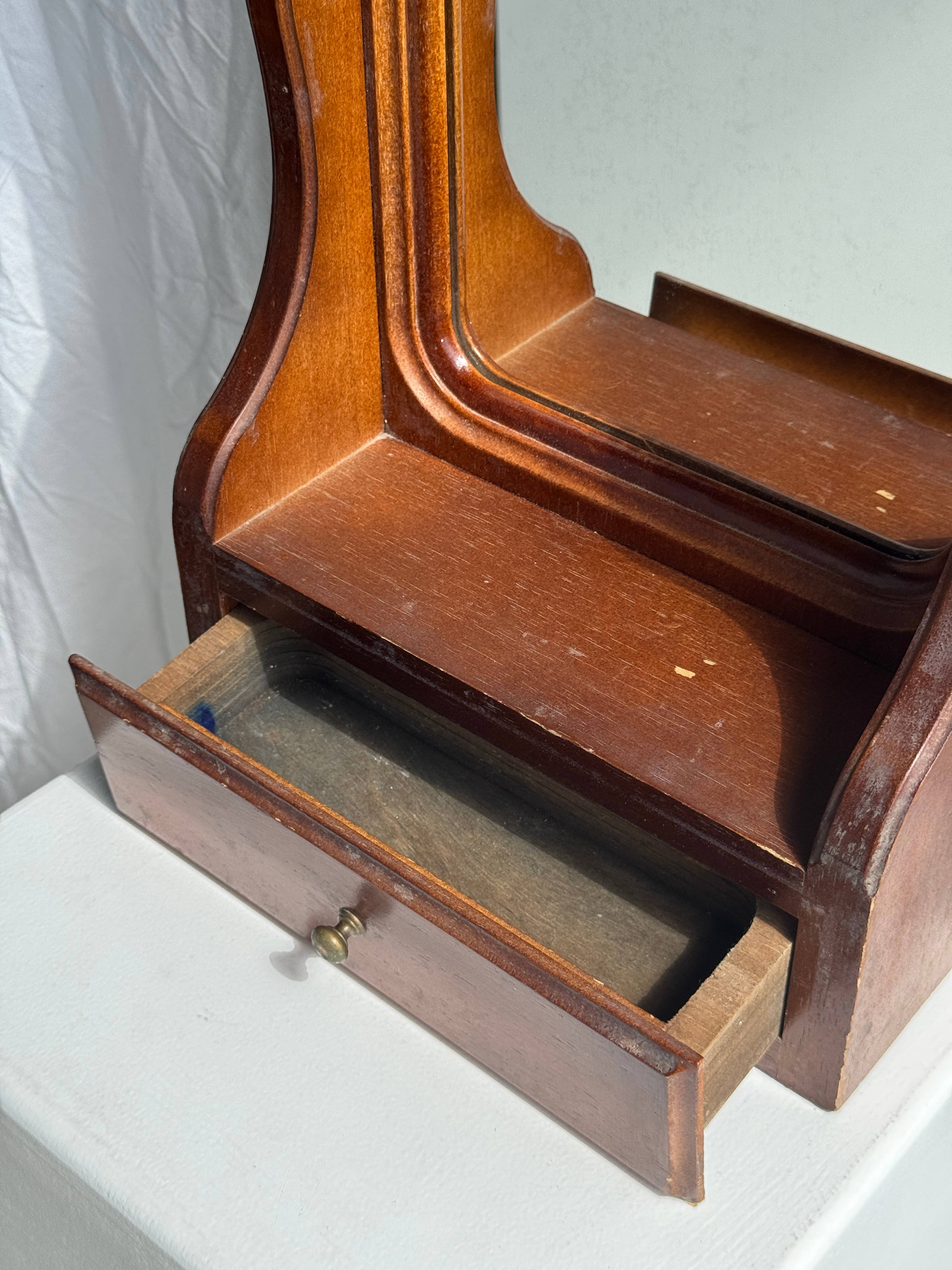 Office Objets - Wholesale Wall Mirror - Rounded mirror with a brown wooden drawer H6715