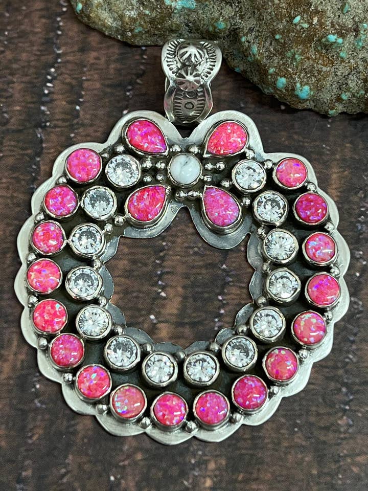 Handgjord hänge i sterlingsilver med het rosa CZ, signerad Nizhoni. för wholesale av Nizhonitradersllc