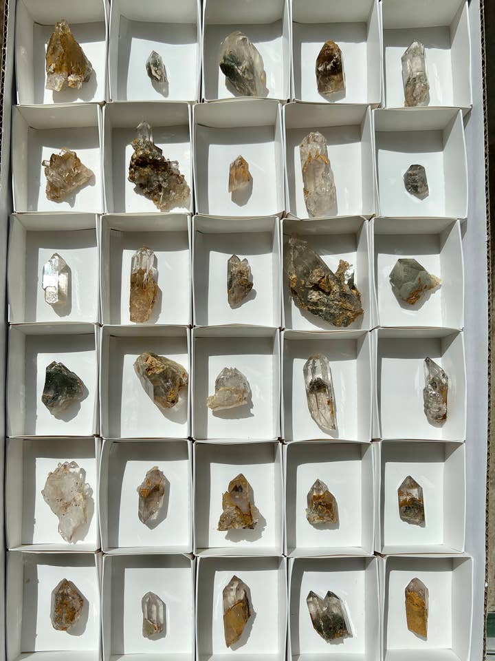 Klorit ingår kvartskristaller platt A för wholesale av Vugg life