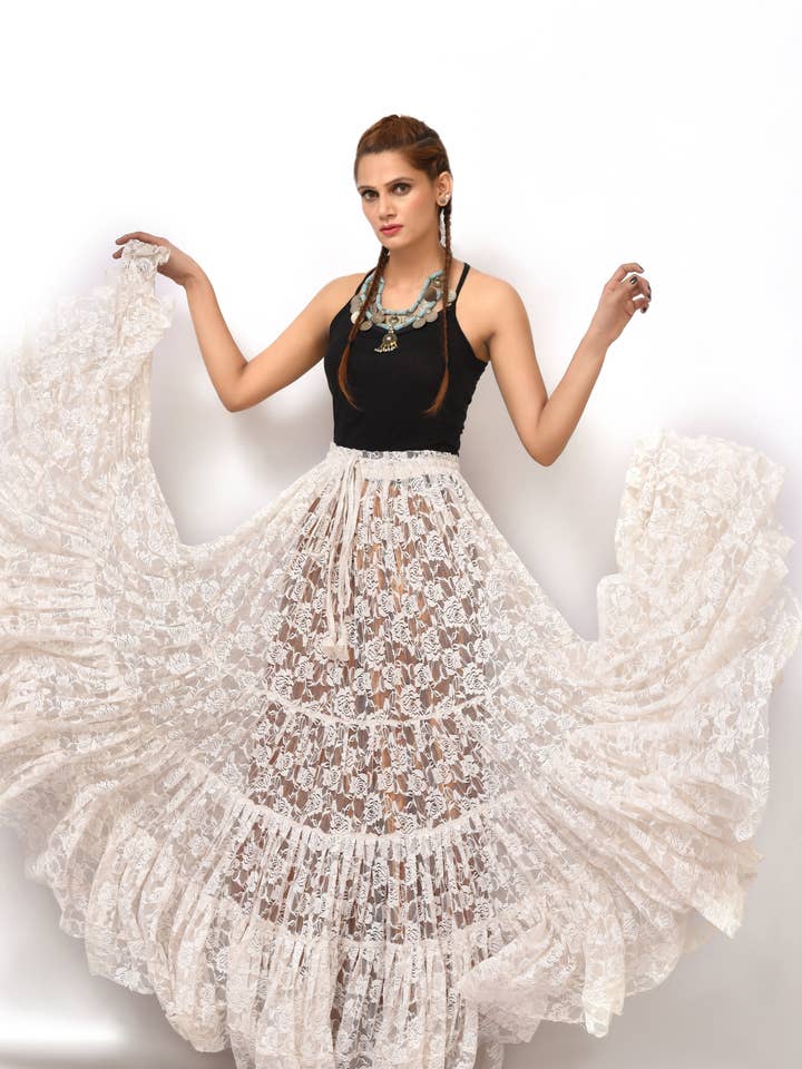 Jupe en dentelle blanche pour la vente par Senoritas Tribal Designs