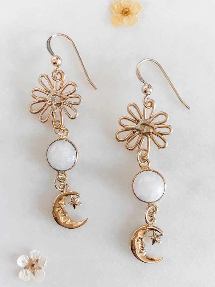 Daisy In The Sky Met Maanstenen Oorbellen voor wholesale door The Pretty Eclectic