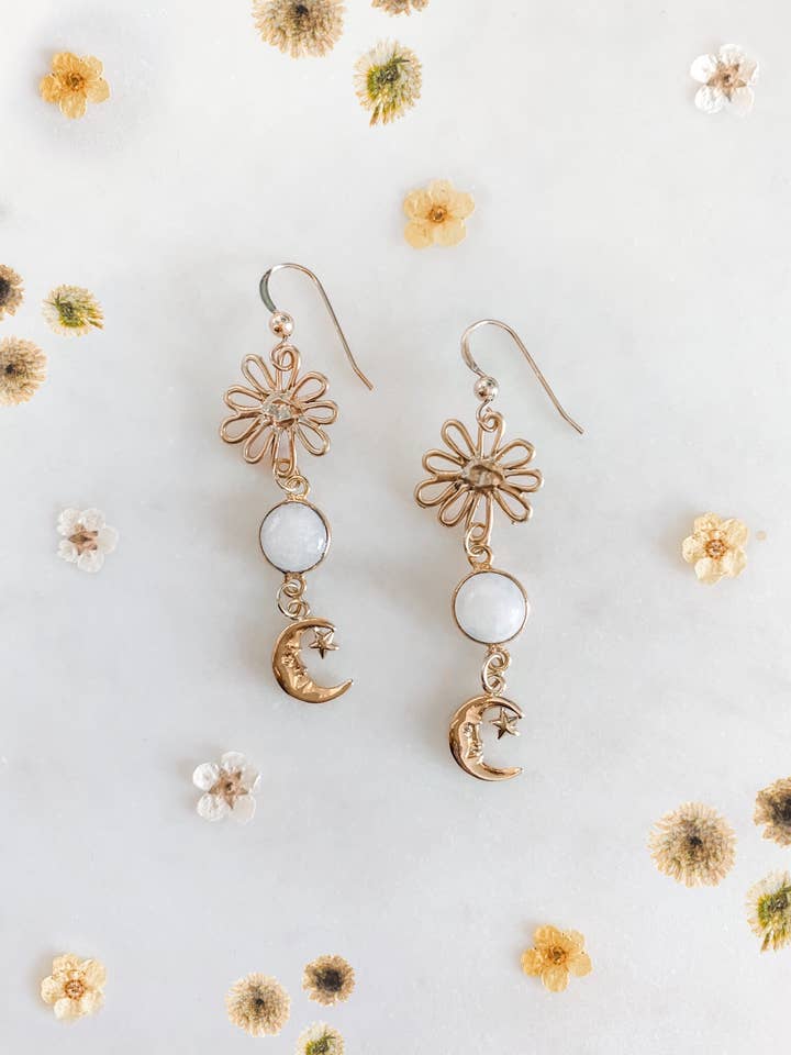 Boucles d'oreilles Daisy In The Sky avec pierres de lune pour la vente par The Pretty Eclectic