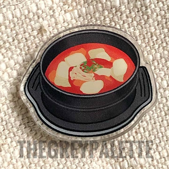 Broche acrylique Jigae pour la vente par The Grey Palette