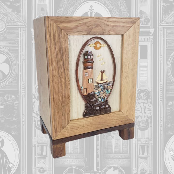 Phare, Urne en bois - Bois fait main et coquille d'ormeau pour la vente par Positive Urns