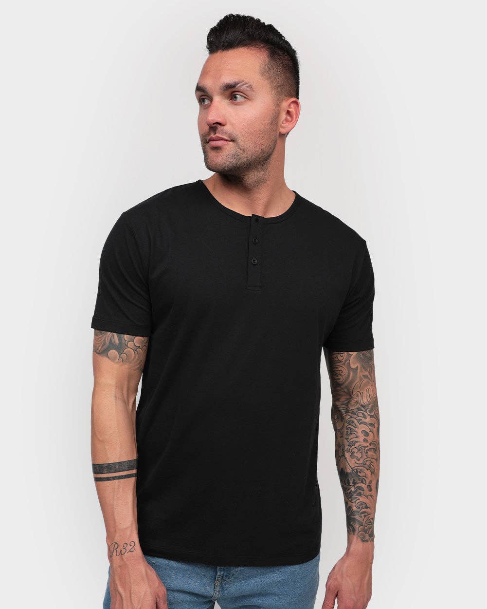 INTO THE AM – Engroshandel T-shirt – til mænd – Herre T-shirt med korte ærmer og henley-udskæring8