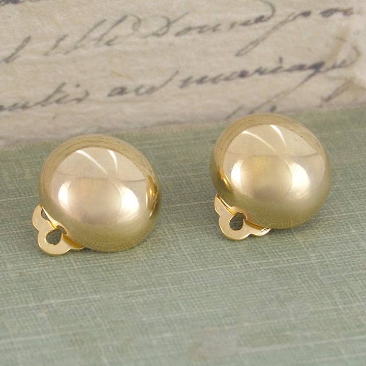 Boucles d'oreilles à clip demi-boule dorée pour la vente par Otis Jaxon London