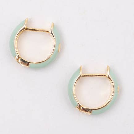 Basim vergulde sterling zilveren Huggie-oorbellen voor wholesale door WHIMS JEWELS