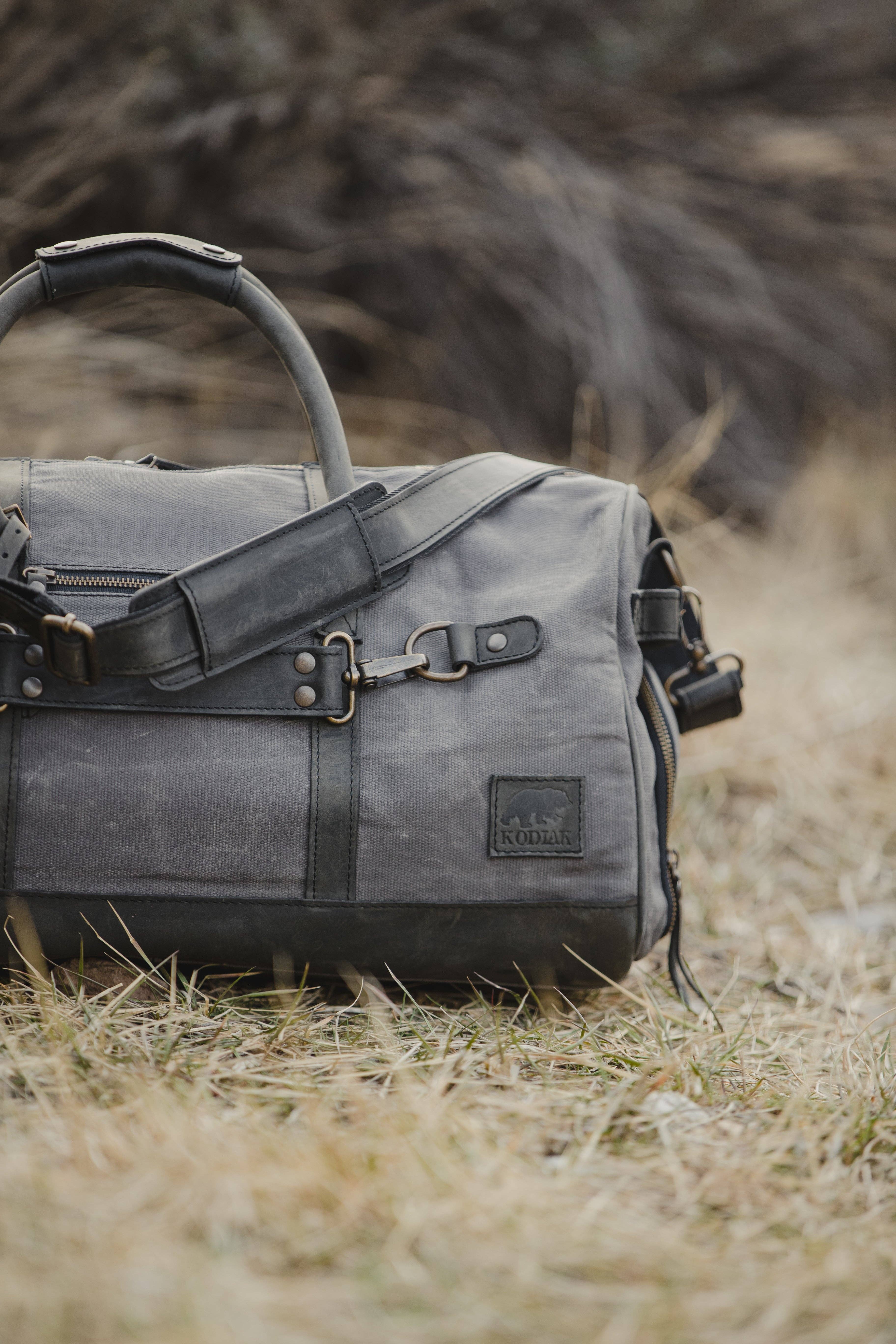 Grå 45L Canvas Weekender för wholesale på Faire5