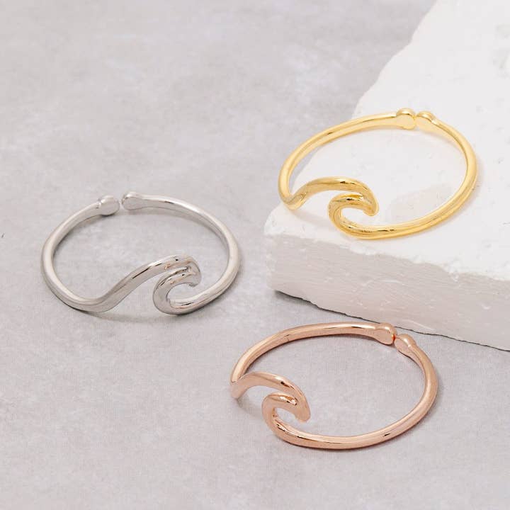 Bague ajustable à découpe ondulée en or trempé pour la vente par The Looks by Fame Accessories