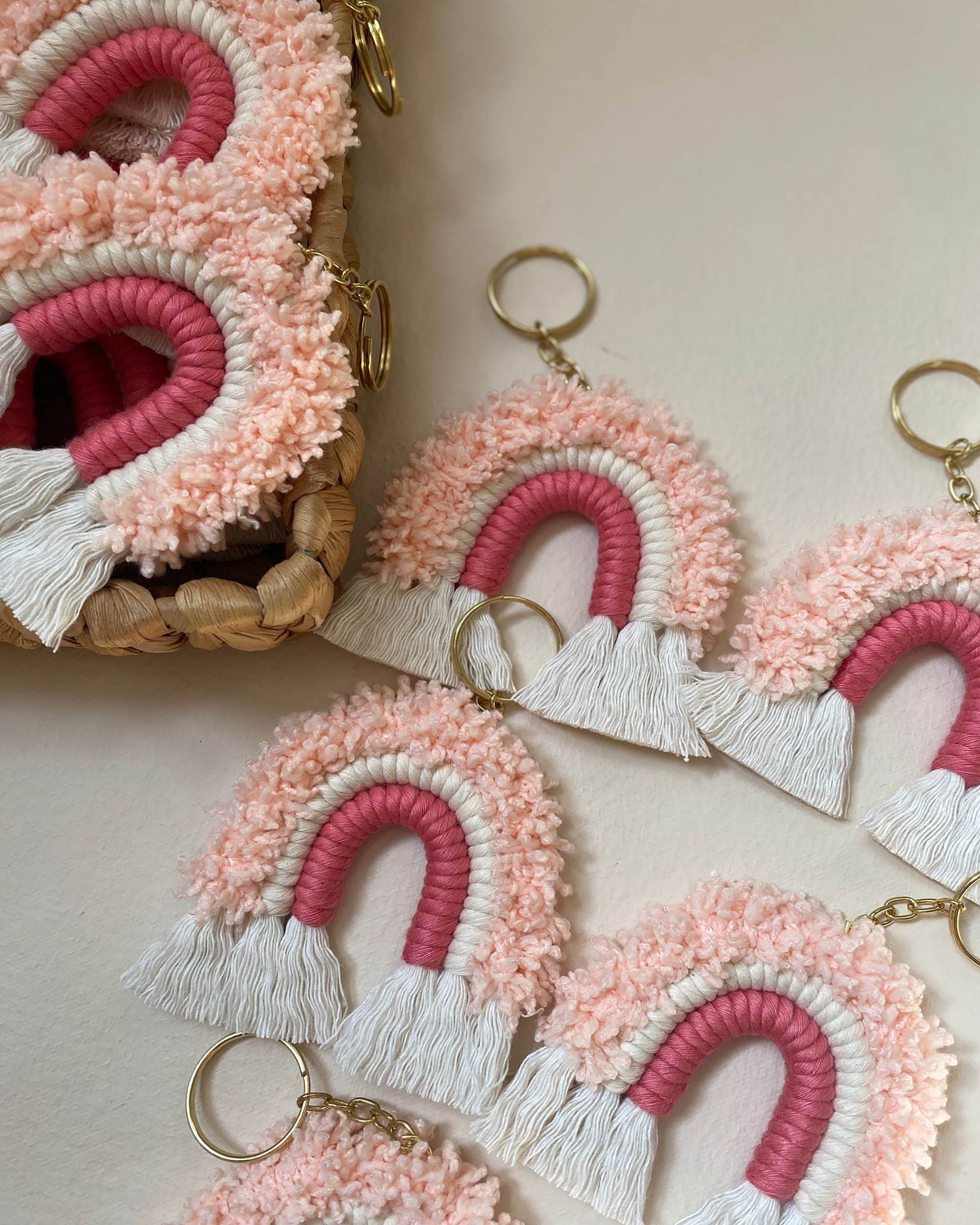 Uniq Favors – wholesale Nyckelringar - Dam – Rosa regnbågsformad makraményckelring i bohemisk stil0