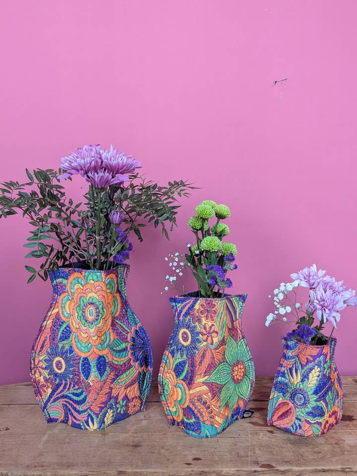 Pop-up-Vase in Regenbogen-Blumenfantasie für den Großhandel von Megan Crook Textiles
