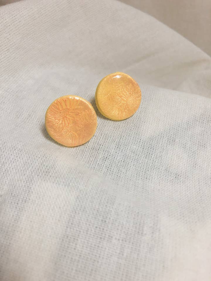 Sunflower Studs - Ontwerp met textuur voor wholesale door Curlyygurljewels