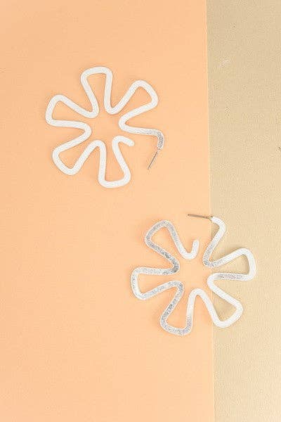 JOSSLYN by wall to wall – Großhandel Hoops – GROSSE CREOLEN MIT BLUMENAUSSCHNITT | 52E20801103