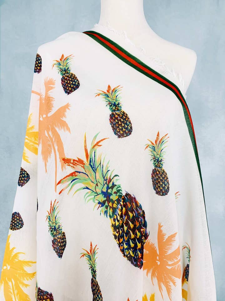 Pareo/sciarpa oversize White-Multi Pineapple per la vendita all'ingrosso da parte di JC Sunny Fashion