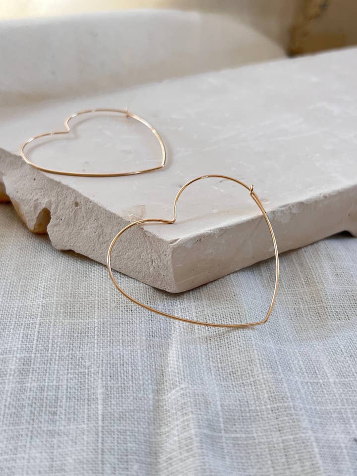 AMOR XL oorbellen in hartvormige creolen voor wholesale door LEA ET MOI