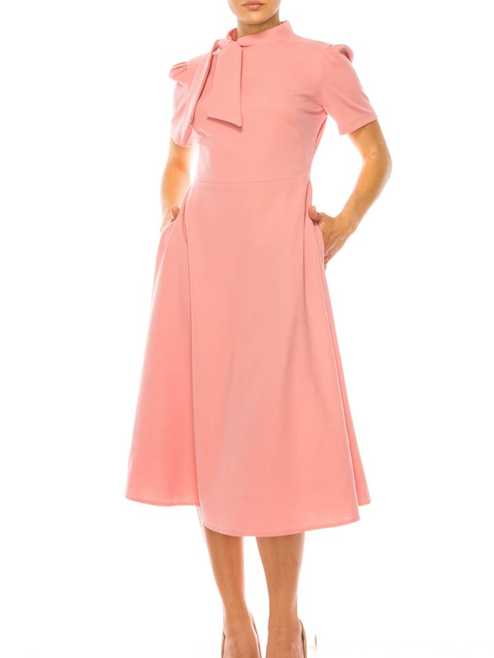 Robe à manches courtes Ivy & Blu à nouer sur le côté pour la vente par New Yorker's Apparel