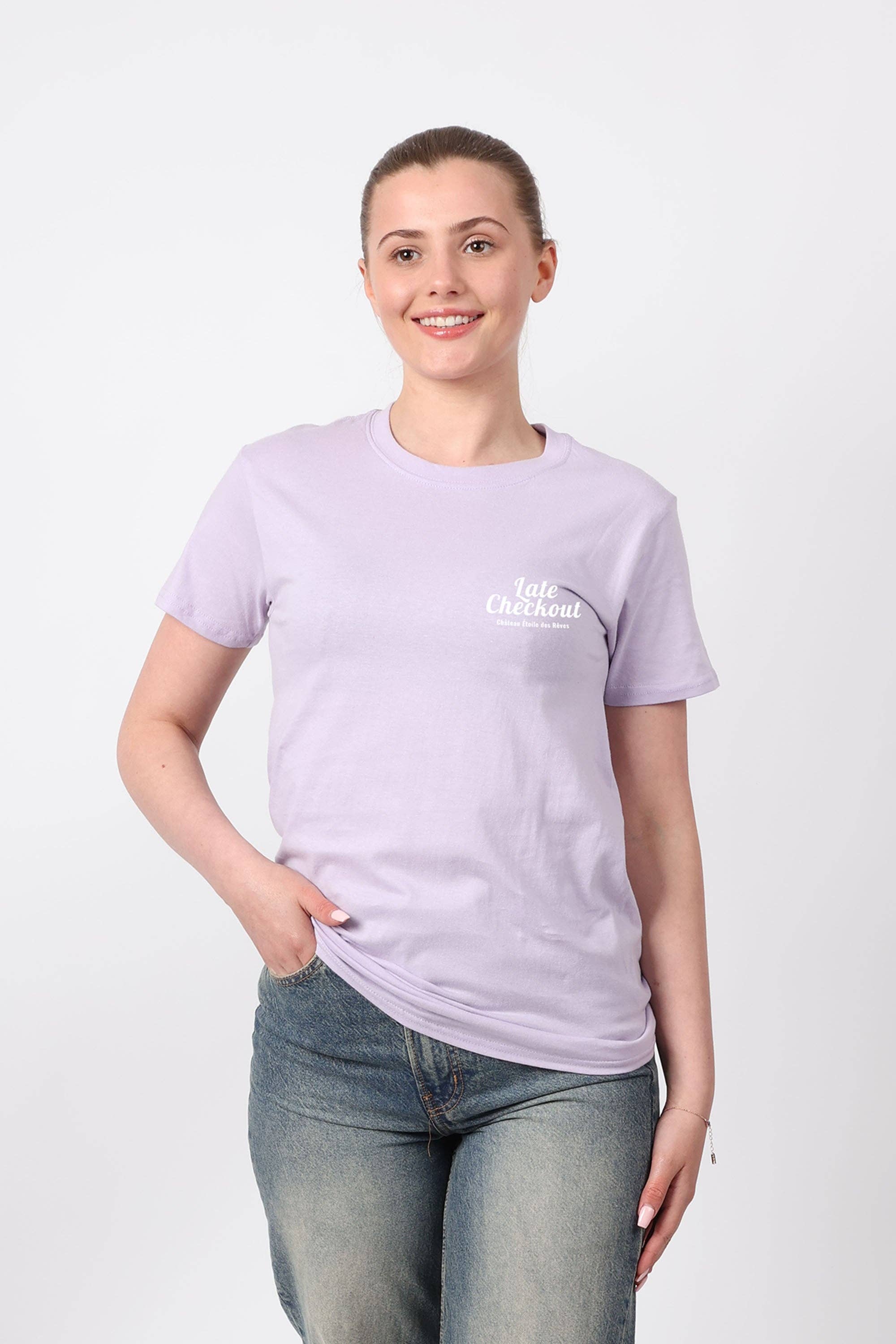 Lilas T-shirt coupe régulière pour femmes avec imprimé "Late Checkout" en vente sur Faire2
