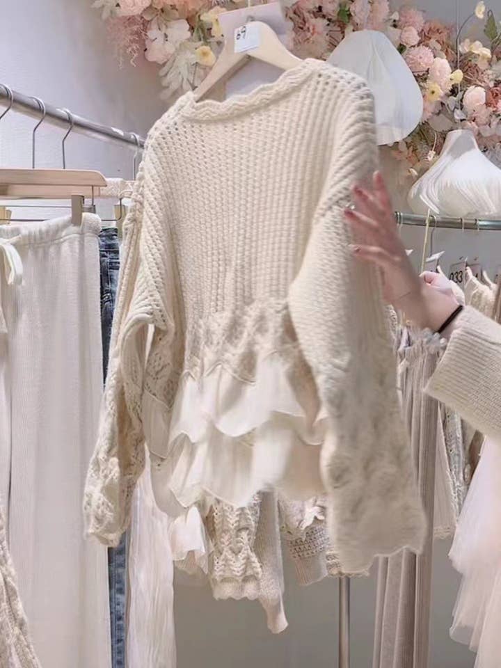 Bege Top de Malha com Decote Redondo e Recortes Retro para venda a revendedores na Faire3