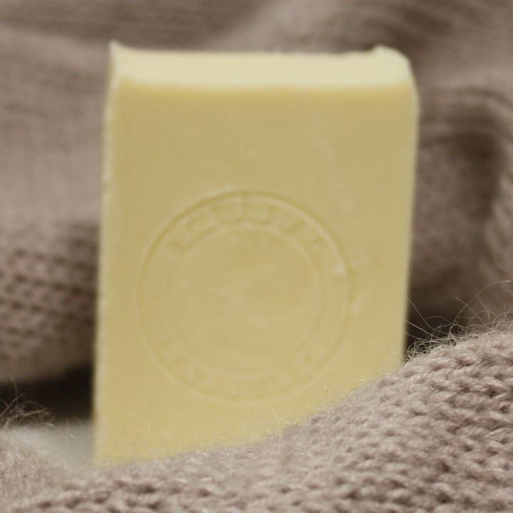 Surgras soap with lanolin for wholesale by Entre Olive et Lin