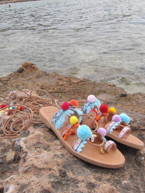 Sandales ethniques à pompons / Gladiateur à lacets "Andraya" pour la vente par SIBYLLADELPHICA