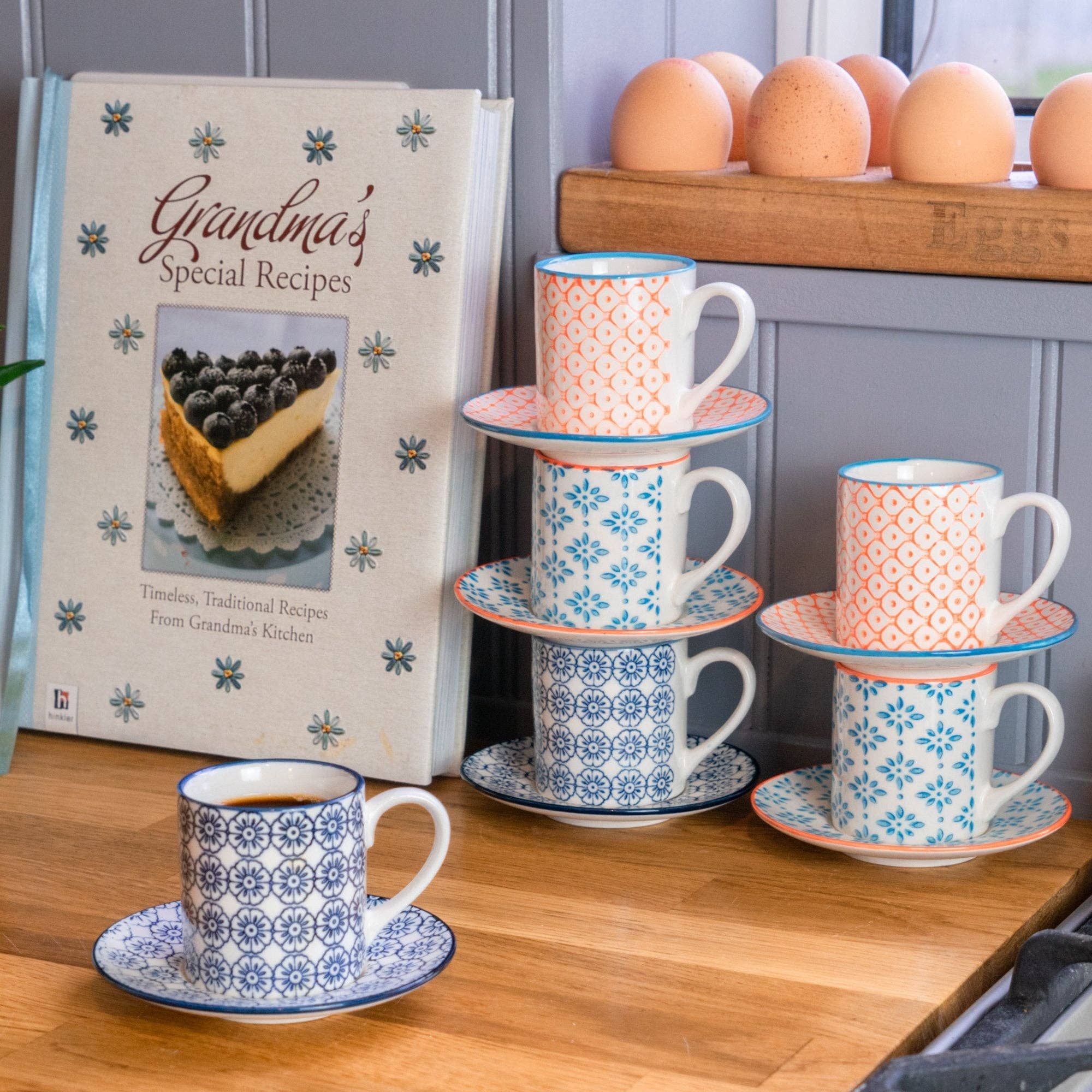 Rinkit Ltd - Venta al por mayor Taza de café/té - Juego de taza y platillo para espresso Nicola Spring con patrón de flores azules2