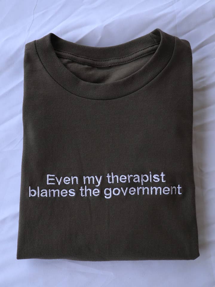 Sogar mein Therapeut gibt der Regierung die Schuld, kurzärmliges, modernes, klassisches Unisex-T-Shirt für Erwachsene für den Großhandel von UNMATCHED