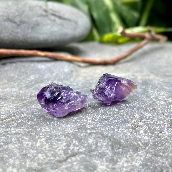 Naturlig lila Ametist kristall ädelsten allergivänliga stud för wholesale av Earth Play Studios