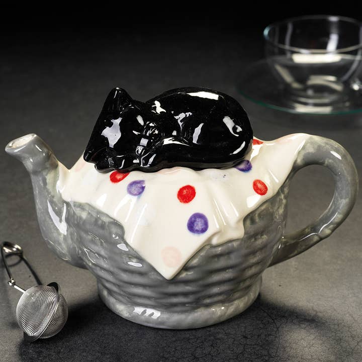 Chat sur panier pleine grandeur pour la vente par Carters of Suffolk