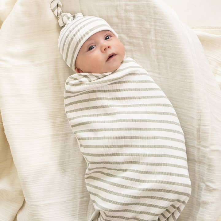 Conjunto de Manta e Chapéu Organic Swaddle - Sage Stripes por atacado de Makemake Organics