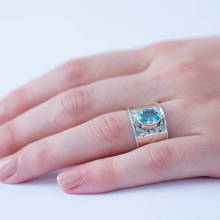 Gem Bazaar Jewellery – wholesale Cocktail/Statement Ring – Kravatring i hamrad sterlingsilver och blå topas