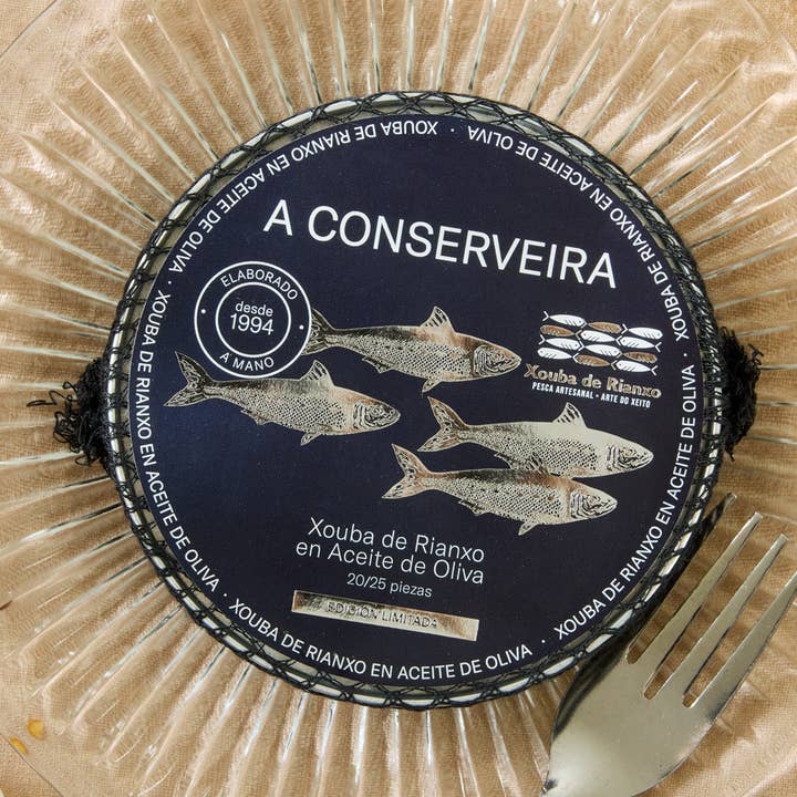 A Conserveira Tradición Xoubas de Rianxo “O Xeito” – Pequeñas Sardinas en Aceite de Oliva para venta al por mayor de Lata