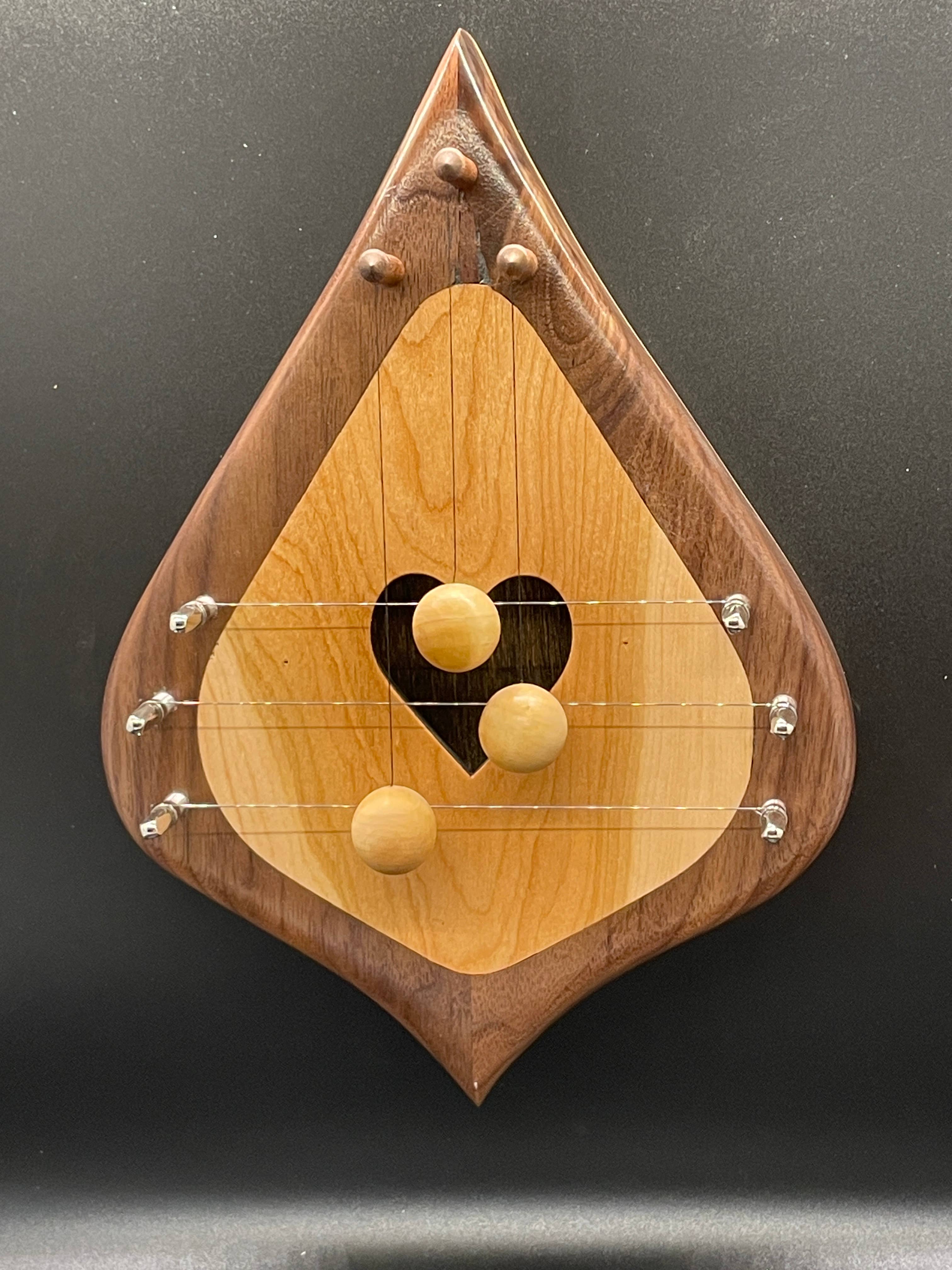 Moon Mountain Woods - Vendita all'ingrosso Scultura - Arpa da Porta a 3 Corde con Bordo in Noce e Intarsio in Ciliegio a Forma di Cuore0