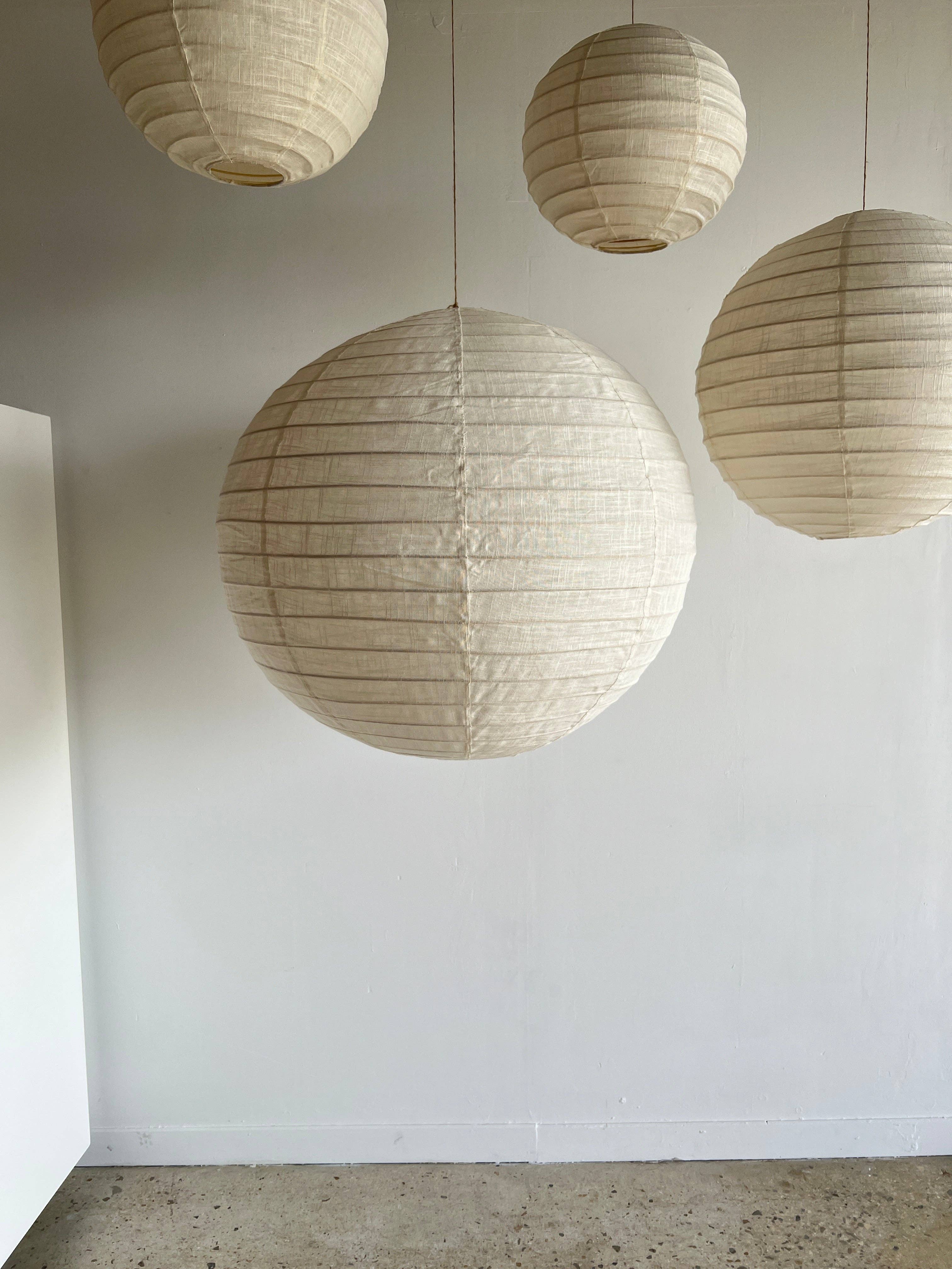 Office Objets - Wholesale Chandelier/Hanging Light - Medium round Japanese-style pendant light in rattan and natural linen D:4020
