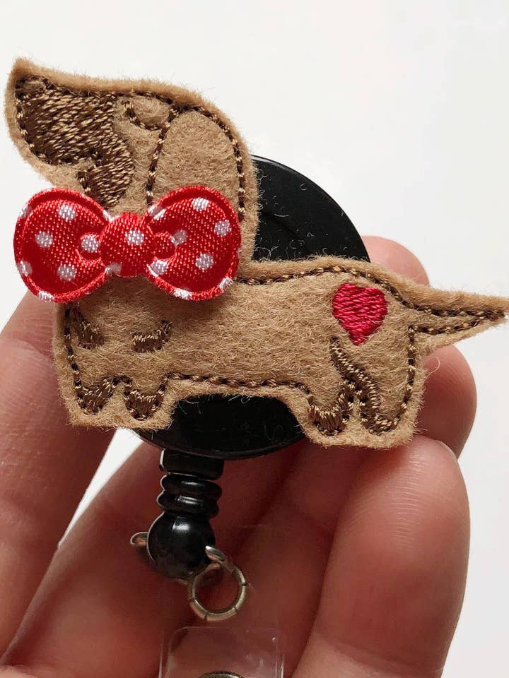 Dachshund ID-holder med butterfly – Lang, elskelig og helt vildt sød for engroshandel hos Amanda Rose Thread Co