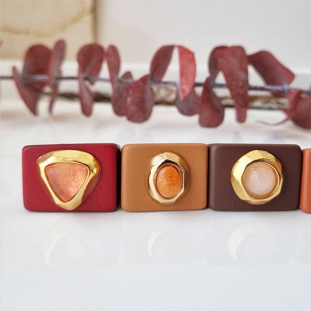 ÉMOLO – Großhandel Cocktail-/Statement-Ring – Granatfarbener Ring mit Gold und Naturstein [SOUL]2