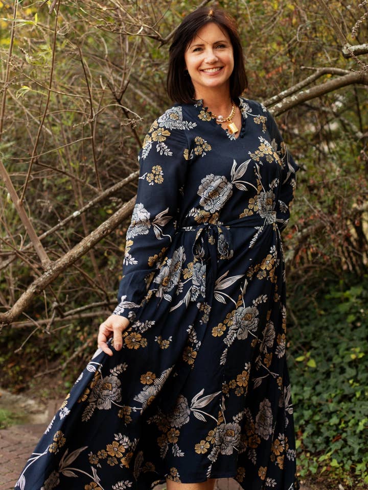 Robe Midi Abigail en Floral Marine par ExVoto pour la vente par Ex Voto