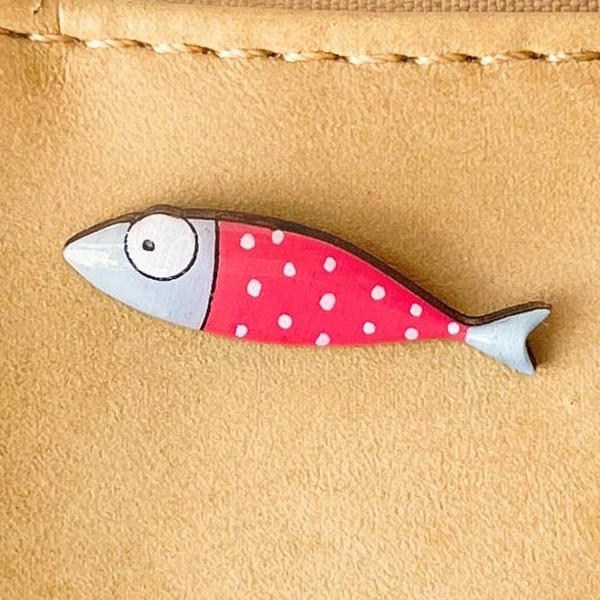 Épingle en bois en forme de sardine - Bijoux océan tropicaux pour la vente par PinTonik