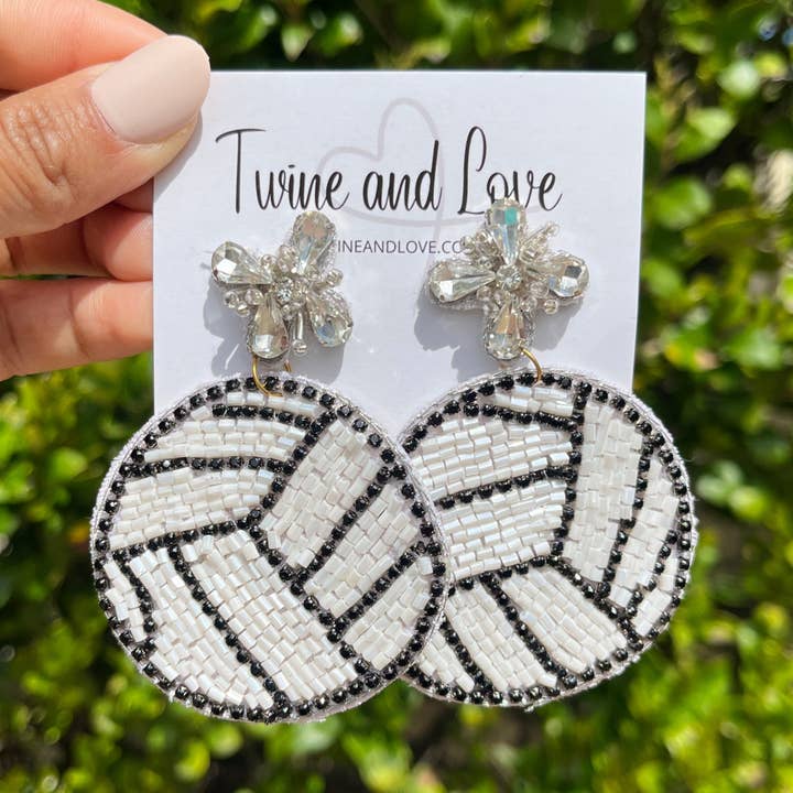 Brincos de Voleibol com Missangas por atacado de Twine and Love