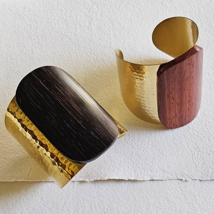 Messing gehämmerte Tahiti-Manschette Horn Holz Schmuckarmband für den Großhandel von Bisjoux