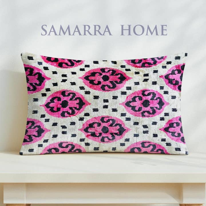Housse de Coussin en Soie Velours Ikat avec Motif Géométrique pour la vente par Samarra Home