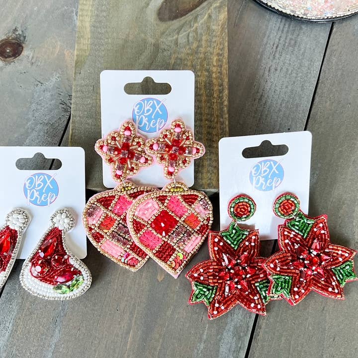 Hängeohrringe mit Weihnachtsmann-Hut und Strasssteinen, Glam Seed für den Großhandel von OBX Prep