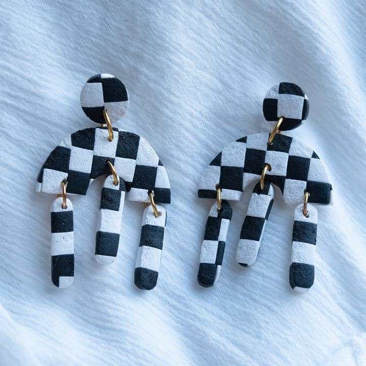Boucles d'oreilles arquées à carreaux pour la vente par Eleven Suns Jewelry