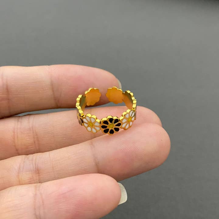 Mio Queena - Wholesale Cocktail/Statement Ring - Enamel Daisy Flower 18K Gold Plated SS Adjustable Ring - FGS1