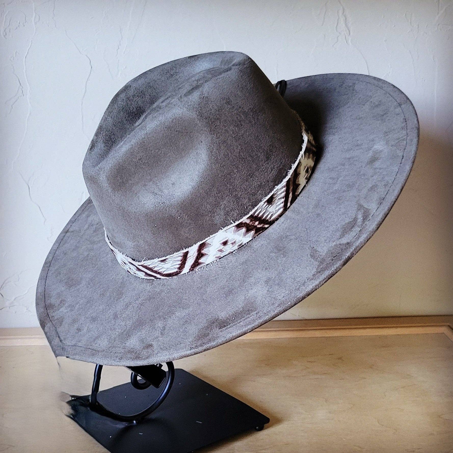 The Jewelry Junkie - Venta al por mayor Sombrero fedora - Mujer - Correa dorada de piel estilo western azteca con sombrero bohemio 985e a elección12