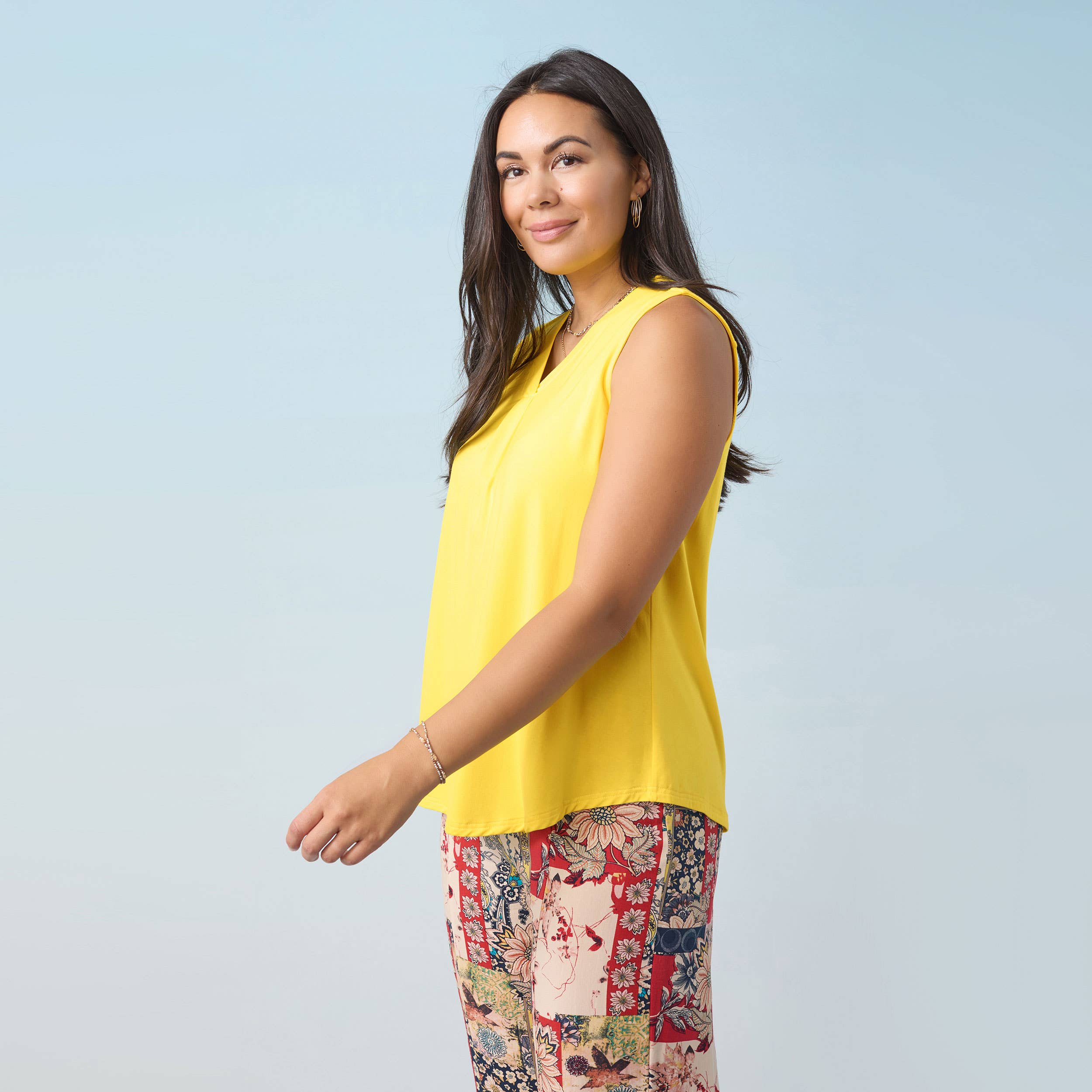 COCO + CARMEN - Wholesale Tank Top - Women's - Erin Pleat Back V-Neck Tank9