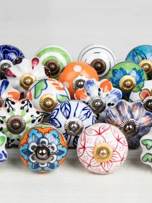 Set fatto a mano di 12 pomelli per armadietto in ceramica multicolore assortiti. per la vendita all'ingrosso da parte di KNOBCO