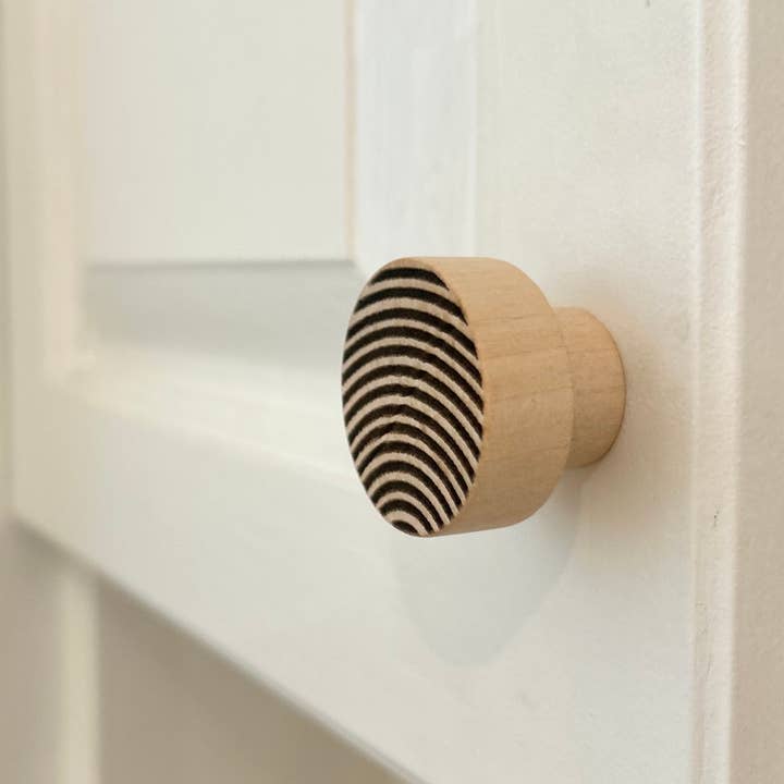 6 drawer and cabinet door knobs, engraved natural wood for wholesale by Atelier HM Design